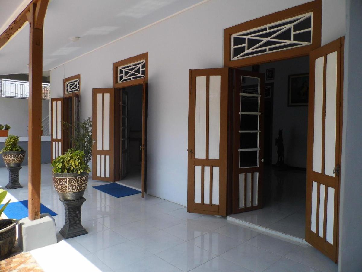 Hotel Ilhami Blitar Exterior foto